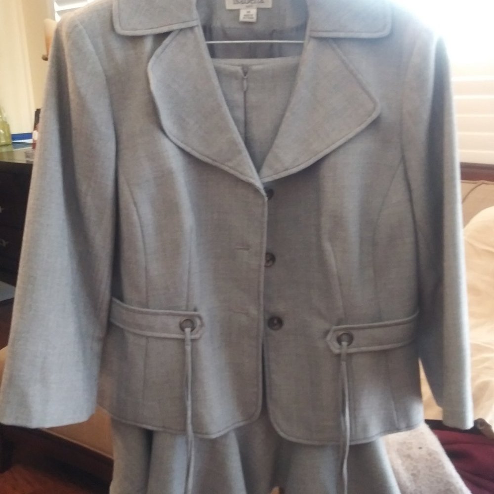 Skirt suit